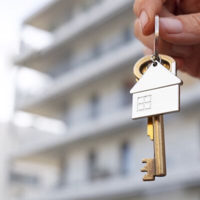 Llaves de vivienda nueva con edificio residencial en Logroño al fondo